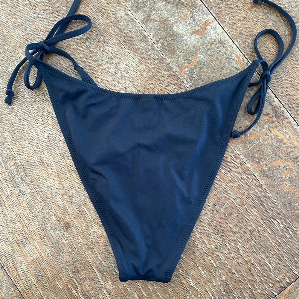 SKIMS Signature Swim Dipped Tie Bottom - Picture 4 of 4